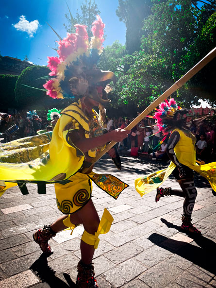 Danza Apache en Querétaro con danzantes tradicionales y penachos multicolores