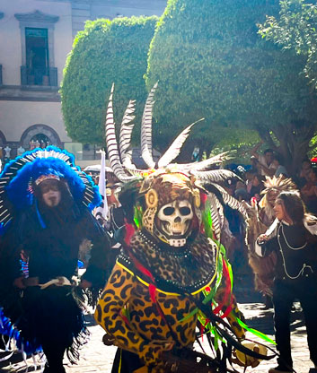 Danza Apache en Querétaro con danzantes tradicionales y penachos multicolores