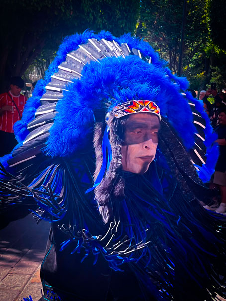 Expresión cultural de la Danza Apache en Querétaro durante festividad de julio