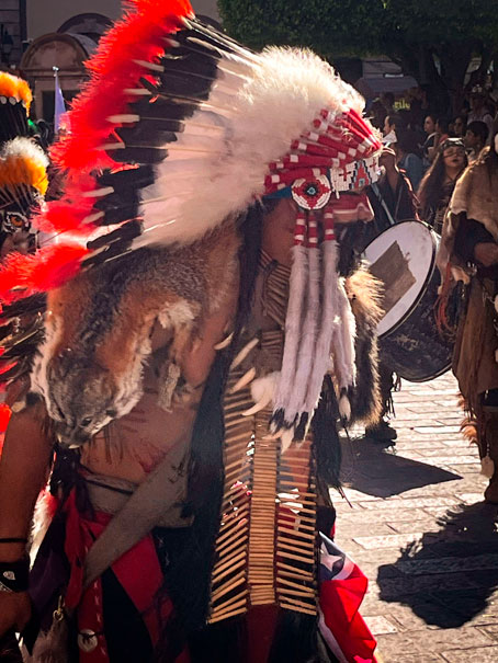 Danza Apache en movimiento con tambores y caracoles en el centro de Querétaro