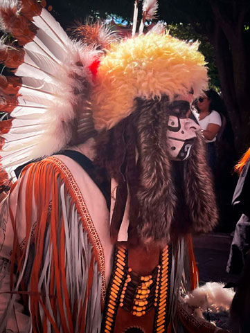 Tradición viva en Querétaro con danzantes apache en celebración religiosa