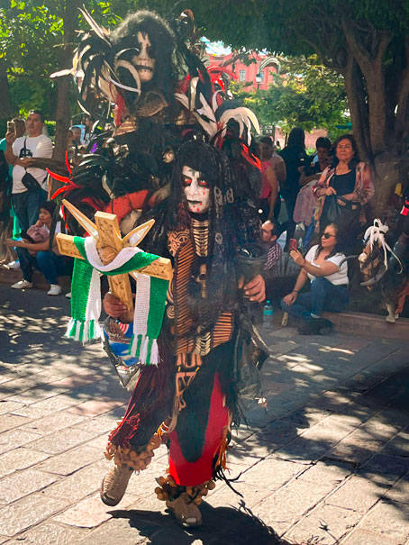 Cultura y devoción en la Danza Apache durante festividades de la Santa Cruz