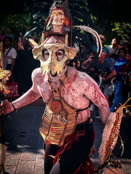 Danzantes apache con lanzas y atuendos tradicionales en Querétaro