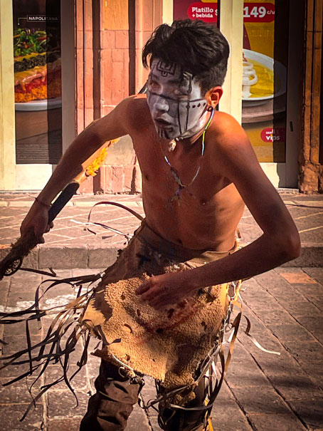 Danza Apache en Querétaro con danzantes tradicionales y penachos multicolores