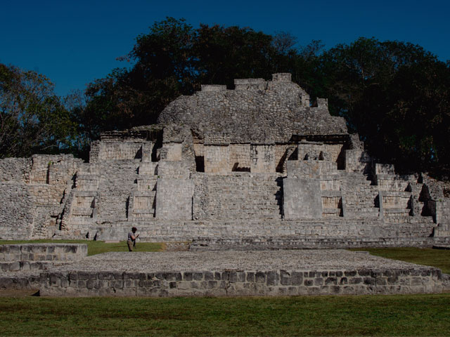 Edzná Campeche con templo maya entre selva y cielo abierto
