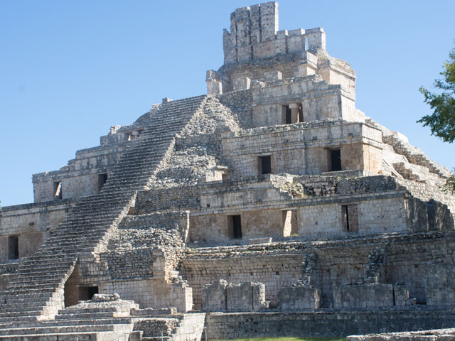 Edzná Campeche con templo maya entre selva y cielo abierto