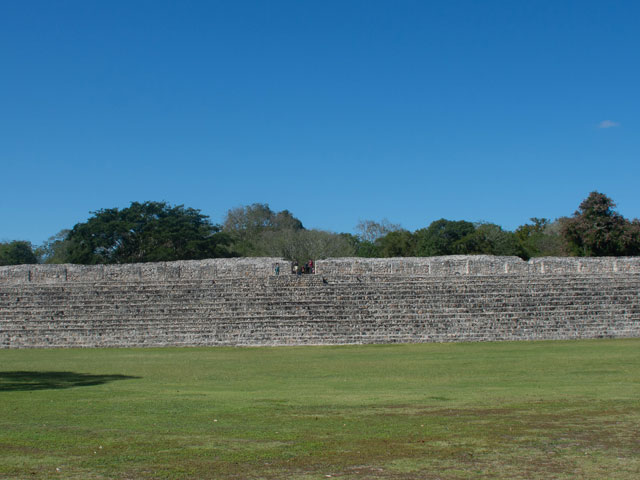 Edzná Campeche con templo maya entre selva y cielo abierto