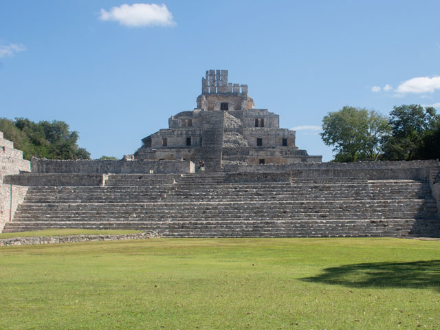 Edzná Campeche con templo maya entre selva y cielo abierto