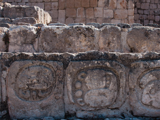 Edzná Campeche con templo maya entre selva y cielo abierto