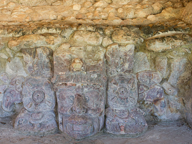 Edzná Campeche con templo maya entre selva y cielo abierto
