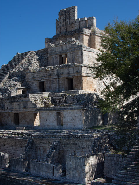 Edzná Campeche con templo maya entre selva y cielo abierto