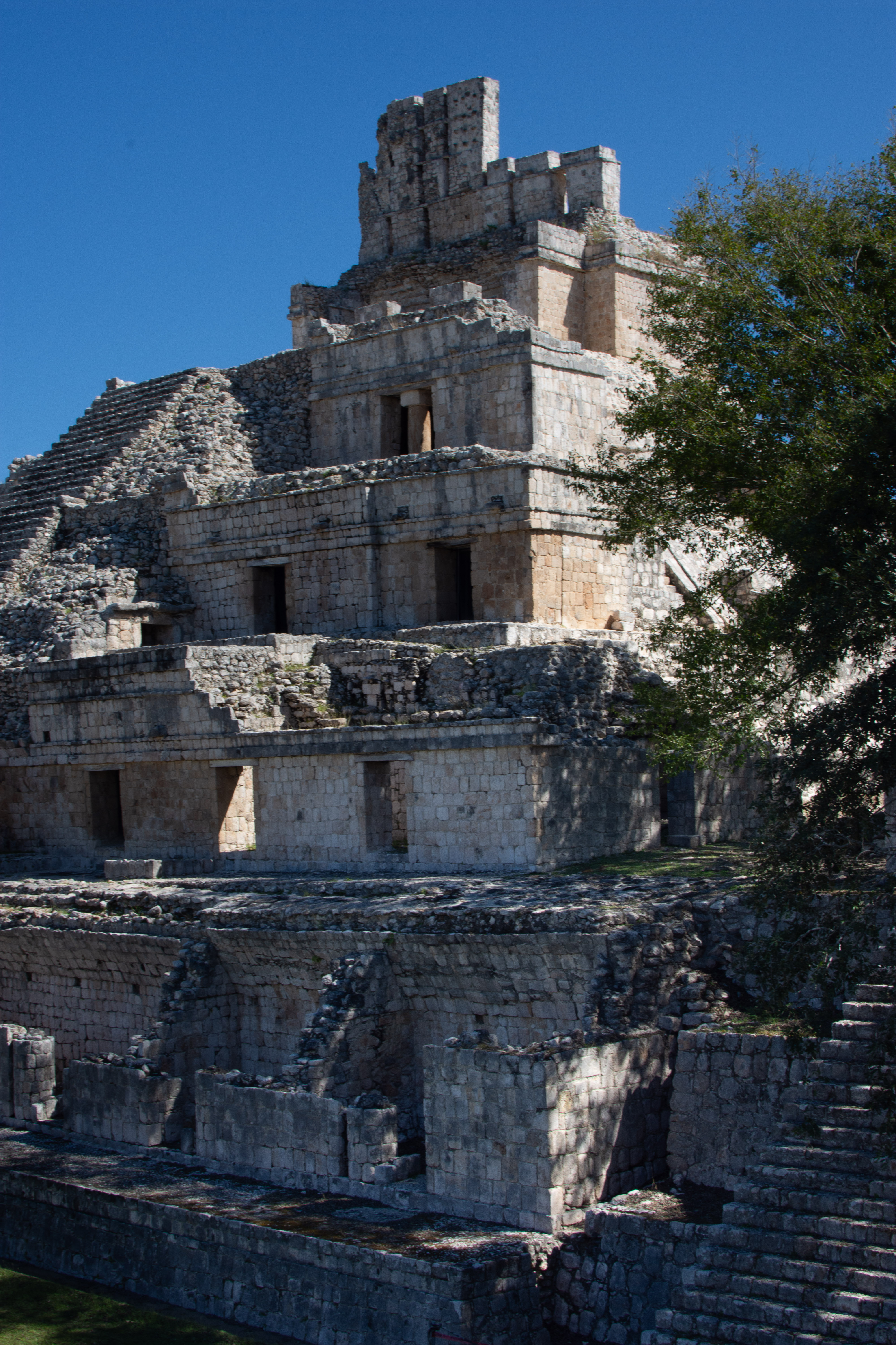 Edzná Campeche con templo maya entre selva y cielo abierto