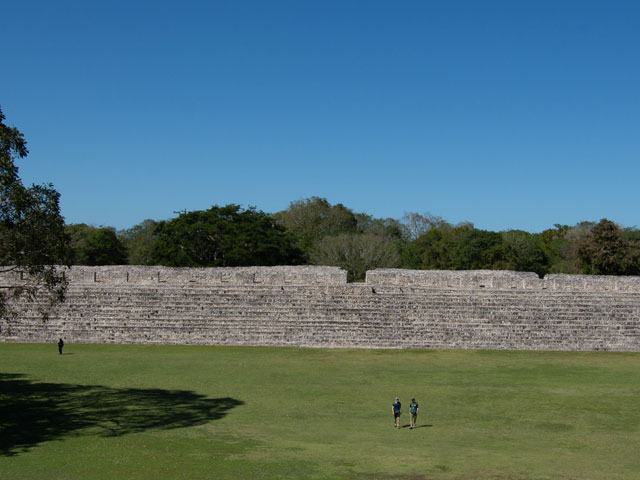 Edzná Campeche con templo maya entre selva y cielo abierto