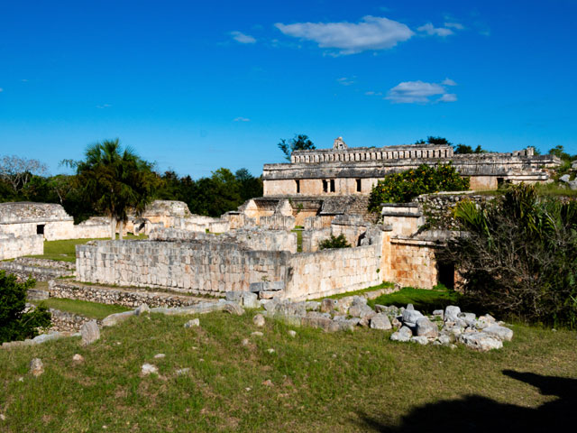 Juego de luz y sombra sobre mascarones de Chaac en Kabah