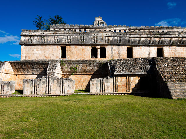 Perspectiva frontal del Palacio de los Mascarones en Kabah