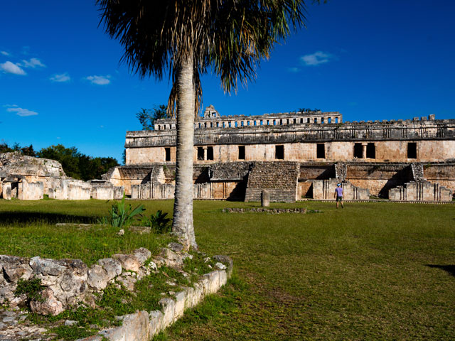 Arquitectura maya en Kabah con composición visual repetitiva