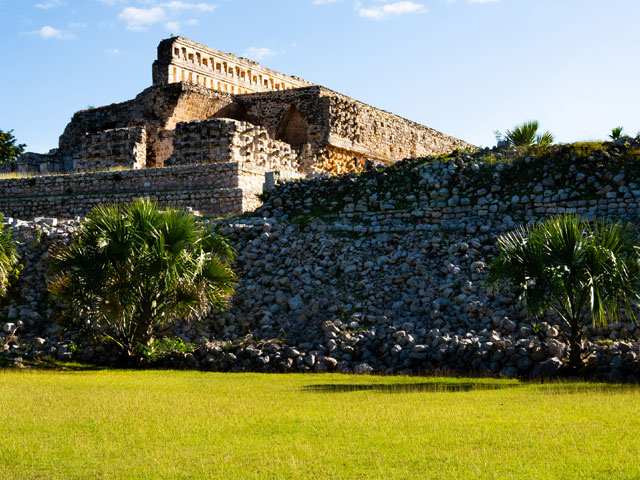 Experiencia visual en Kabah entre piedra, selva y simbolismo ancestral