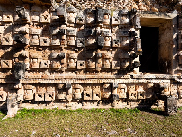 Arquitectura Puuc en Kabah con patrones repetitivos en piedra