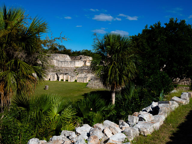 Detalles arquitectónicos en Kabah con relieves y diseño Puuc